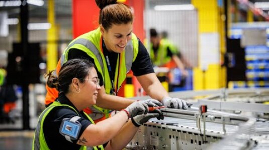 Mujeres Amazon en mecatrónica y automatización industrial