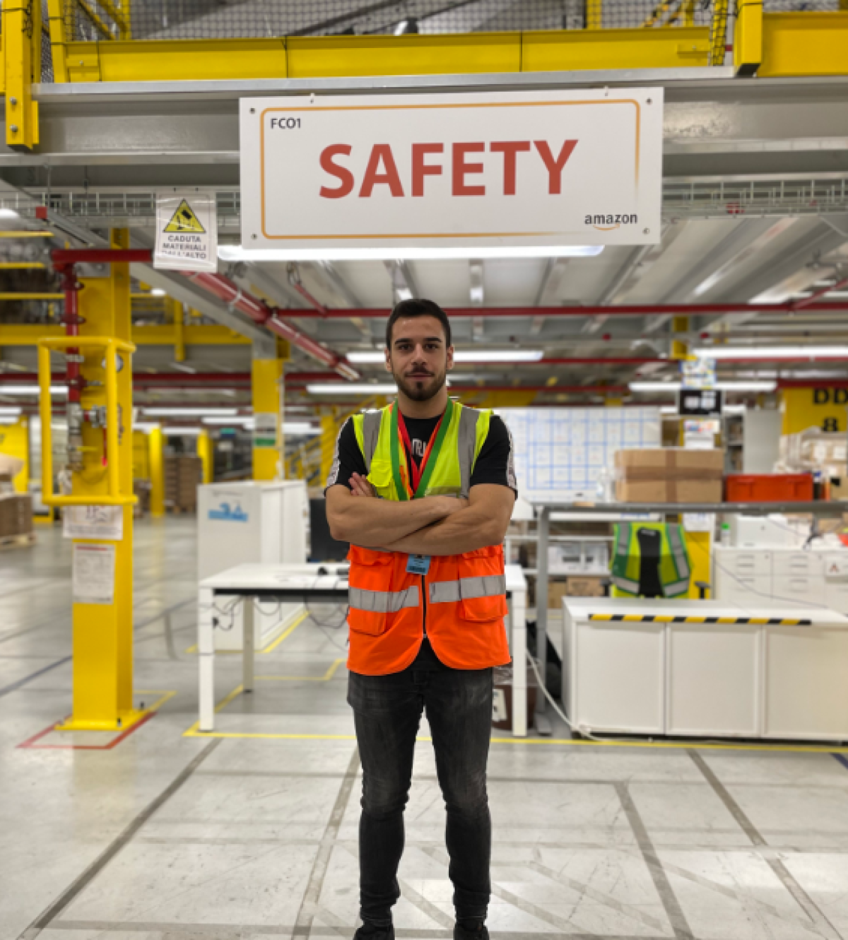 Giorgio Acca,
Apprendista WHS Specialist a Passo Corese (RI)
Prima di entrare in Amazon avevo una percezione molto differente dei programmi di Apprendistato. Le mie esperienze pregresse mi avevano portato a credere che fosse solamente un percorso più lungo per arrivare ad una stabilità lavorativa. 
Ad oggi posso dire che l’Apprendistato in Amazon è un’occasione che non tutti hanno. Hai la fortuna di avere un intero Team che programma la tua crescita e ti sostiene nel tuo percorso.
Con il programma di Apprendistato Amazon ho avuto l'opportunità di acquisire una formazione continua ed un'esperienza lavorativa da professionisti del settore. Ho scelto un apprendistato Amazon nel Team Safety poiché ti da la possibilità di entrare a far parte del Team direttamente con un livello intermedio e di poter acquisire la qualifica di Safety Specialist alla fine del programma. Rispetto ad altre opportunità lavorative ho avuto la possibilità di apprendere competenze trasferibili che possono essere utilizzate in tutto il settore Health and Safety. La flessibilità in base alle diverse fasi del programma inoltre mi ha dato la libertà di adattare il mio percorso professionale ai miei interessi.
Essere un apprendista non mi ha mai limitato nel lavoro di tutti i giorni ed ho sempre dato il massimo arrivando anche ad obbiettivi imprevisti avendo sempre il supporto di tutto il Team.
 E’ qui in Amazon che voglio crescere e l’Apprendistato è forse il miglior punto di partenza!